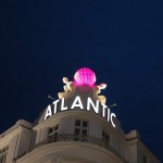 Ausleuchtung der Weltkugel auf dem Hotel Atlantic in Hamburg mit Osram RGB LED Systemen über EASY Color Control angesteuert.